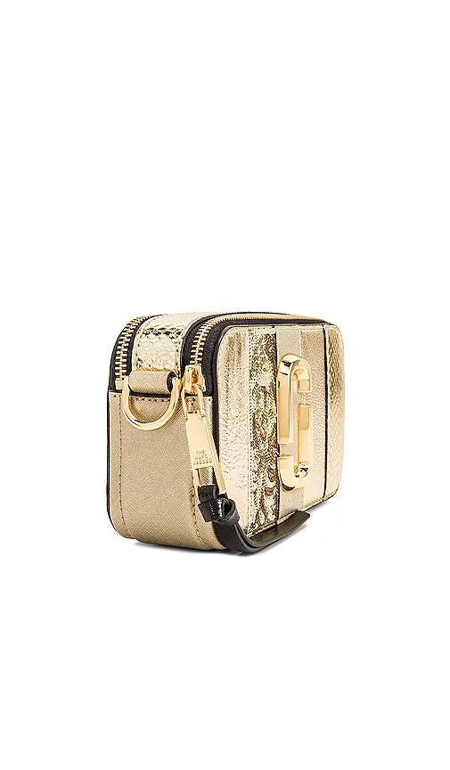 СУМКА MARC JACOBS THE SNAPSHOT METALLIC STRIPED – LIGHT GOLD MarcJacobsOutlet